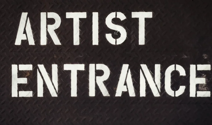 A sign that says artist entrance